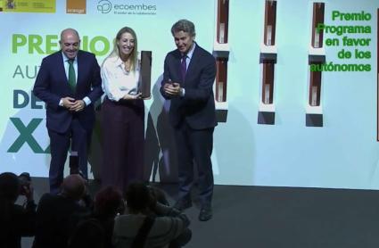 María Guardiola recibiendo el premio de manos de Alberto Núñez Feijóo