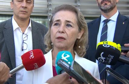 La consejera de Educación, Mercedes Vaquera, atiende a los medios de comunicación