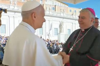 El papa León XIV saluda al arzobispo de Mérida-Badajoz, José Rodríguez Carballo, en la plaza San Pedro en Roma