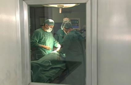 Trabajadores del Servicio Extremeño de Salud durante una intervención - Imagen de archivo
