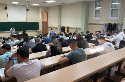 Opositores examinándose para tratar de conseguir una plaza de Policía Local