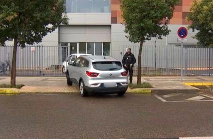 Llegada a los juzgados de los acusados por la muerte de una educadora social en Badajoz