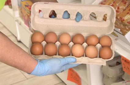 Docena de huevos en un supermercado