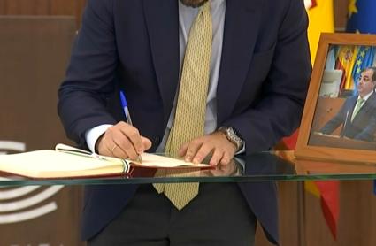 Libro de condolencias en memoria de Guillermo Fernández Vara en la Asamblea de Extremadura