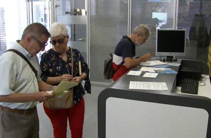 Extremeños preparando su voto por correo