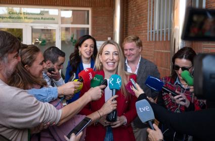 La presidenta de la Junta, María Guardiola, en declaraciones a los medios en Badajoz