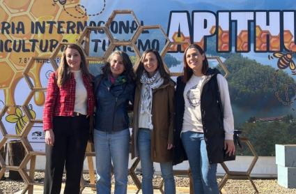 Ione Belarra, secretaria general de Podemos, visita la Feria de Apicultura y Turismo de Las Hurdes junto a Irene de Miguel, de Unidas por Extremadura.