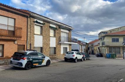 Vehículo de la Guardia Civil en la calle de acceso a otra calle en la que se encuentra la vivienda en la cual un hombre se ha atrincherado
