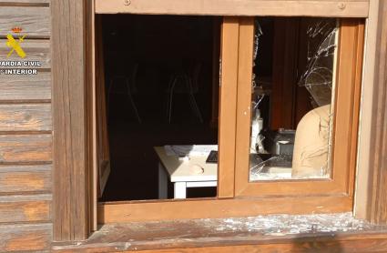 Ventana destrozada en el Centro de Interpretación de Riolobos