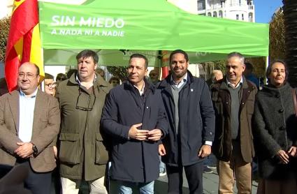 El secretario general de Vox, Ignacio Garriga, junto al candidato a la presidencia de la Junta de Extremadura, Óscar Fernández, durante una visita a Badajoz