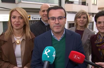 Miguel Ángel Gallardo, el secretario general del PSOE de Extremadura, atiende a los medios de comunicación
