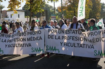 Médicos durante la manifestación convocada por el Sindicato Médico de Sevilla, con motivo de la huelga médica nacional