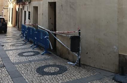 Reabre la calle Moreno Zancudo, de Badajoz, que había estado cortada tras el derrumbe de parte de la cornisa de un edificio vacío