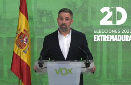 Santiago Abascal, líder de Vox, comparece durante la noche electoral en Extremadura