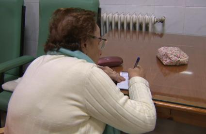 Los mayores de la Residencia de Ancianos Santa Teresa de Jornet de Mérida escriben sus cartas a los Reyes Magos