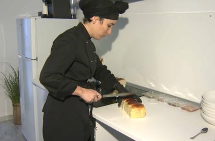 Elena Rocha, chef privada, preparando un menú