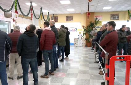Colas en un cocedero de mariscos en Badajoz el día de Nochebuena