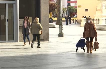 Extremeños paseando, algunos con mascarilla, durante el mes de diciembre de 2025