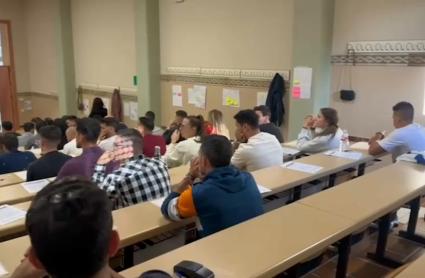 Opositores durante un examen - Imagen de archivo