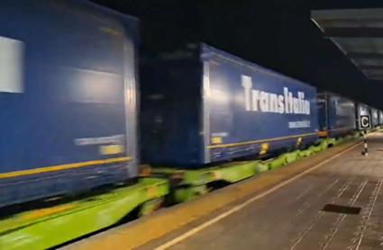 Imagen del primer tren cargado de semirremolques de camiones en circular por la autopista ferroviaria Valencia-Entroncamento