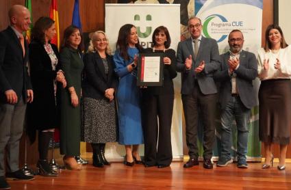 La consejera de Salud Sara García España en el acto de entrega al HUC la certificacón en el manejo de la Enfermedad Inflamatoria Intestinal