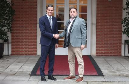 El presidente del Gobierno, Pedro Sánchez, recibe al presidente de Esquerra Republicana, Oriol Junqueras, en el Palacio de la Moncloa