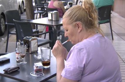 Mujer fumando - Imagen de archivo