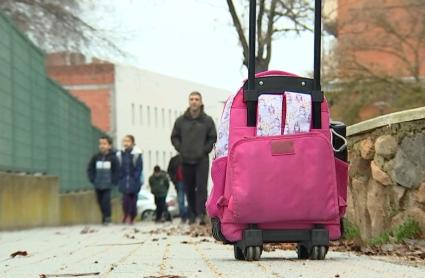 Alumnos regresan al colegio en Badajoz, el 8 de enero de 2026