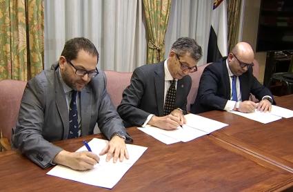 El fiscal Superior de Extremadura, Francisco Javier Montero Juanes, el decano del Colegio de Abogados de Badajoz, Ildefonso Seller y el decano del Colegio de Abogados de Cáceres, Carlos Alberto Montero Juanes, firman el protocolo para impulsar la conformidad penal
