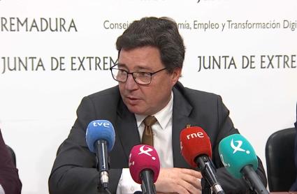 Guillermo Santamaría, consejero de Economía en funciones, atiende a los medios de comunicación