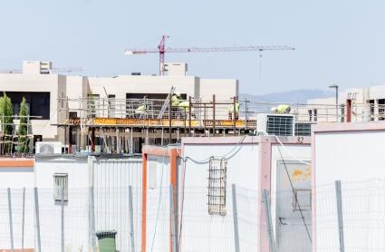 Varios obreros trabajando en la construcción de viviendas - Imagen de archivo