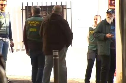 Los dos hermanos investigados por la desaparición de Francisca Cadena regresan a su domicilio tras un receso durante los registros efectuados este miércoles 11 de marzo. 