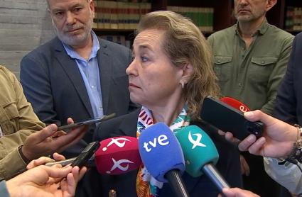 Mercedes Vaquera, consejera de Educación en funciones, atiende a los medios de comunicación