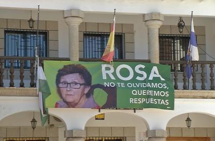 Pancarta de Rosalía Cáceres en la fachada del Ayuntamiento de Bohonal de Ibor durante una concentración en mayo de 2025