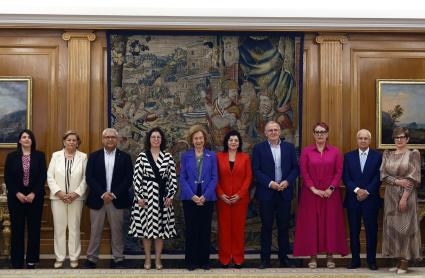 La Reina Sofía durante la audiencia a una representación de la Asociación de Familiares de Personas con Alzheimer y otras Demencias Recuerda Extremadura con motivo de su 25 aniversario, en el Palacio de La Zarzuela.