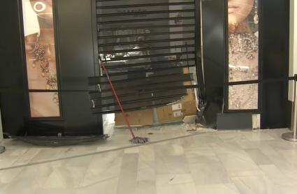 Tienda de Aresso Joyerías en el Centro Comercial El Faro, Badajoz, tras el alunizaje
