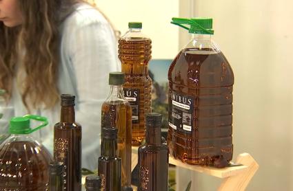 Botellas de aceite de oliva de la Feria del Olivar y del Aceite Ecológico de Almendral en una imagen de archivo