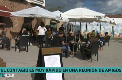 Grupo de personas tomando algo en una terraza de bar respetando la distancia de seguridad