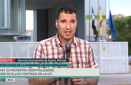 Sergio Blasco informa desde la puerta del Servicio Extremeño de Salud