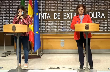 La portavoz y la vicepresidenta primera de la Junta de Extremadura durante la presentación del decreto para la nueva normalidad