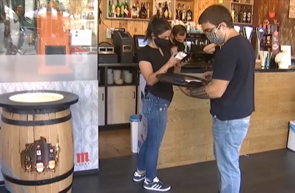 Interior de un bar de Cáceres que ha reforzado su plantilla este verano