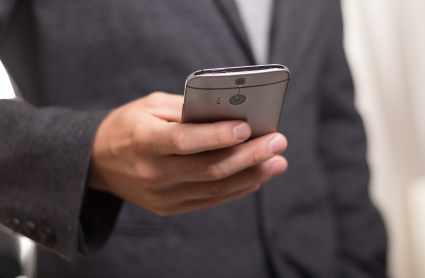 Un hombre utilizando un teléfono móvil