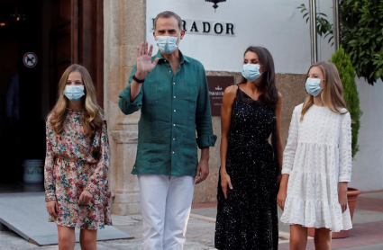 La familia real y el ministro de Cultura, a su llegada al Parador Nacional de Mérida