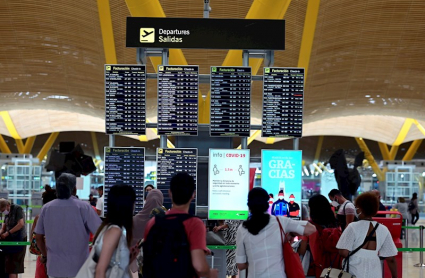 Imagen de viajeros en el aeropuerto Adolfo Suárez-Madrid Barajas