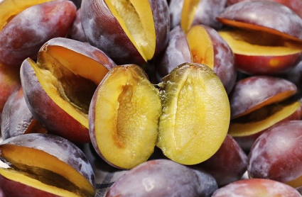 Ciruelas partidas