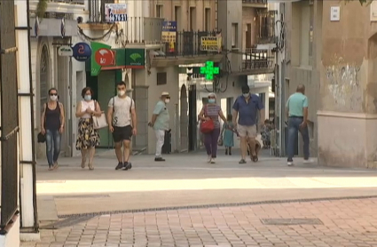 Gente andando por la calle en Almendralejo