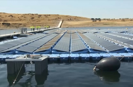 Planta fotovoltaica flotante del embalse de Sierra Brava, en Zorita (Cáceres)