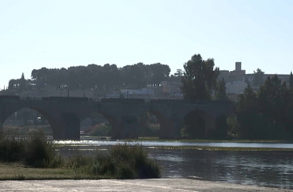 Imagen del río Guadiana a su paso por la capital pacense. En primer plano, la lámina de agua. Al fondo, la alcazaba árabe.