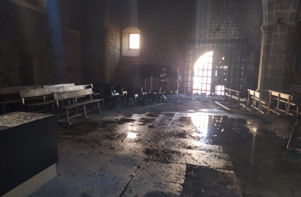 Interior del templo tras el incendio
