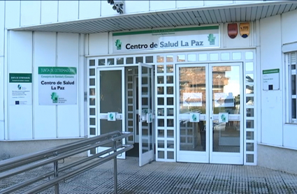Fachada del centro de salud de La Paz, la barriada pacense elegida para la realización de las pruebas PCR aleatorias entre la población.